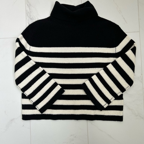 J. Crew Wool and Cashmere Relaxed Turtleneck Size XS. Good used condition. - Picture 4 of 5